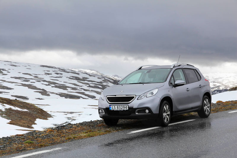Peugeot 2008 sur route en hiver
