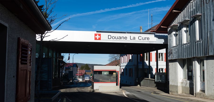 Un poste de douane en Suisse lors de l'importation d'un véhicule