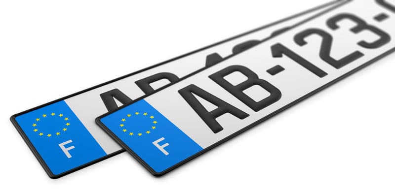 Les plaques française que l'on met sur la voiture