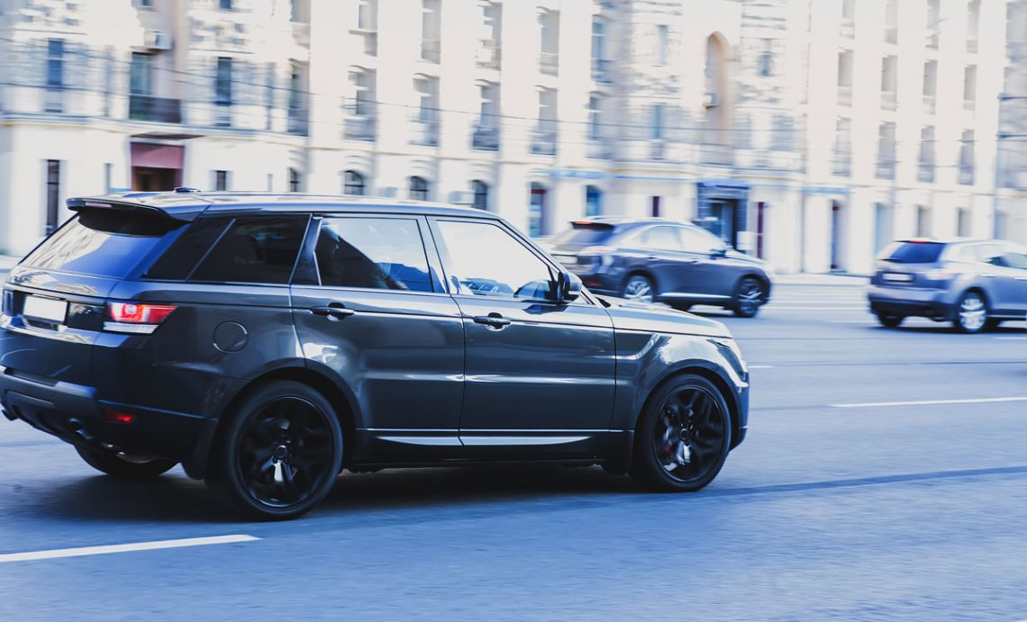 Des SUV dans la ville de Paris