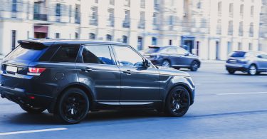 Des SUV dans la ville de Paris