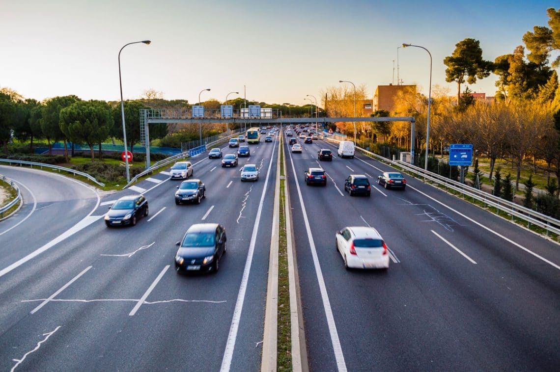 Une voiture-radar sur l'autoroute