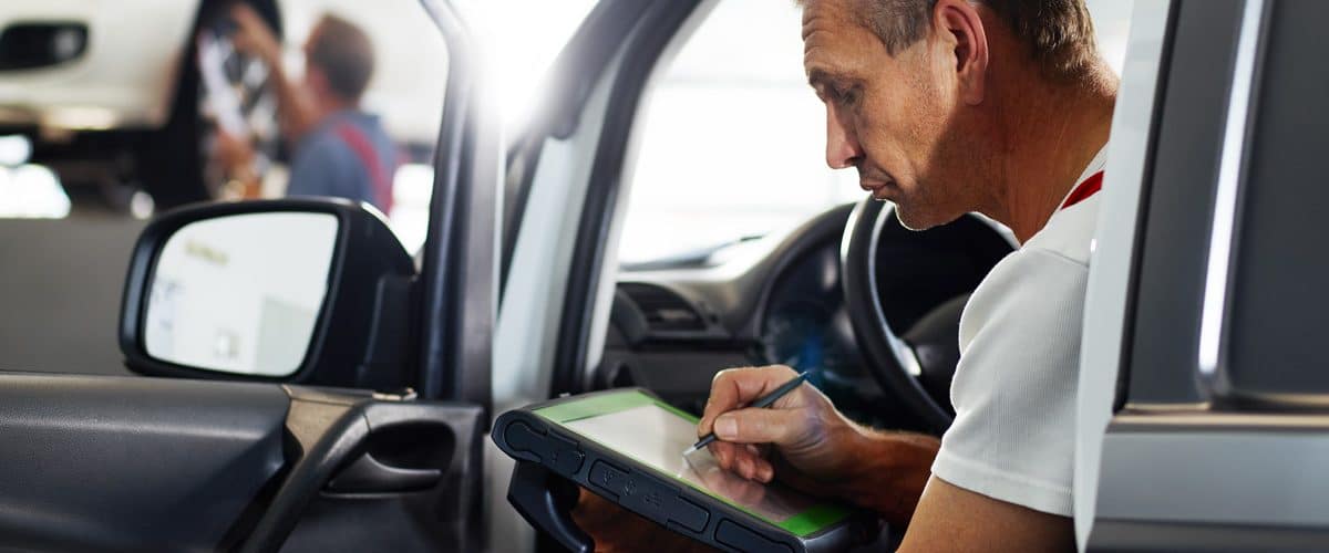Une voiture lors d'un contrôle technique