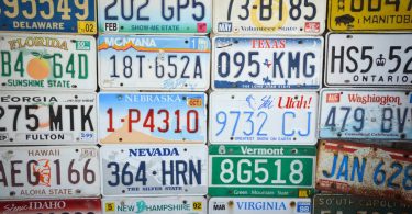 Des plaques de voitures étrangères qui ont été importées par un mandataire auto