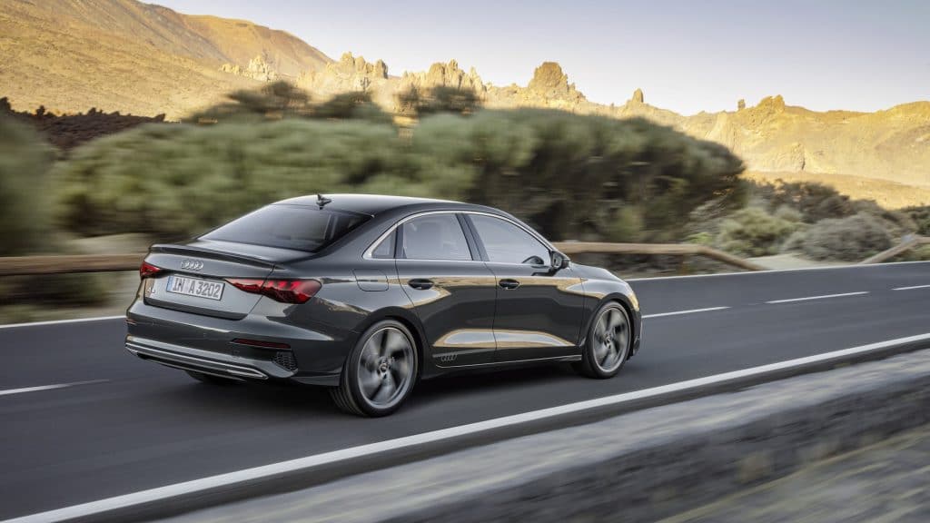 Audi A3 Berline grise arrière roulant
