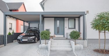 Une voiture immobilisée longtemps sur un parking