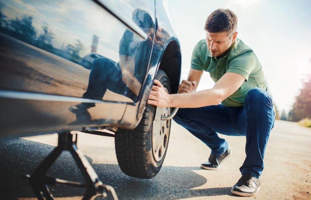 Les pneus d'une voiture en entretien