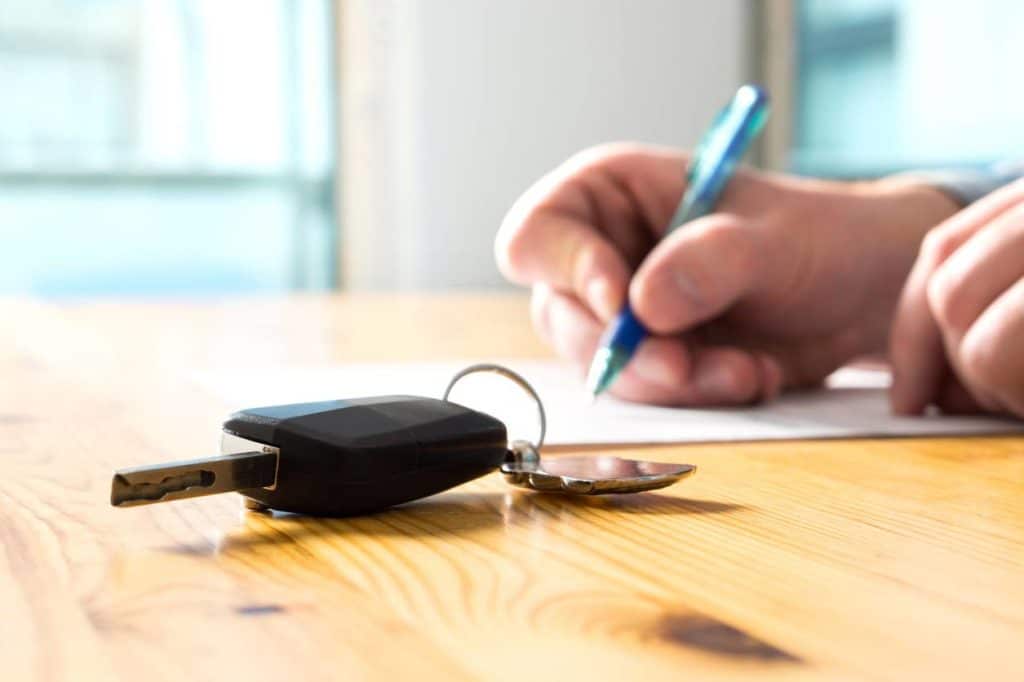 Remplissage des papiers pour immatriculer une voiture