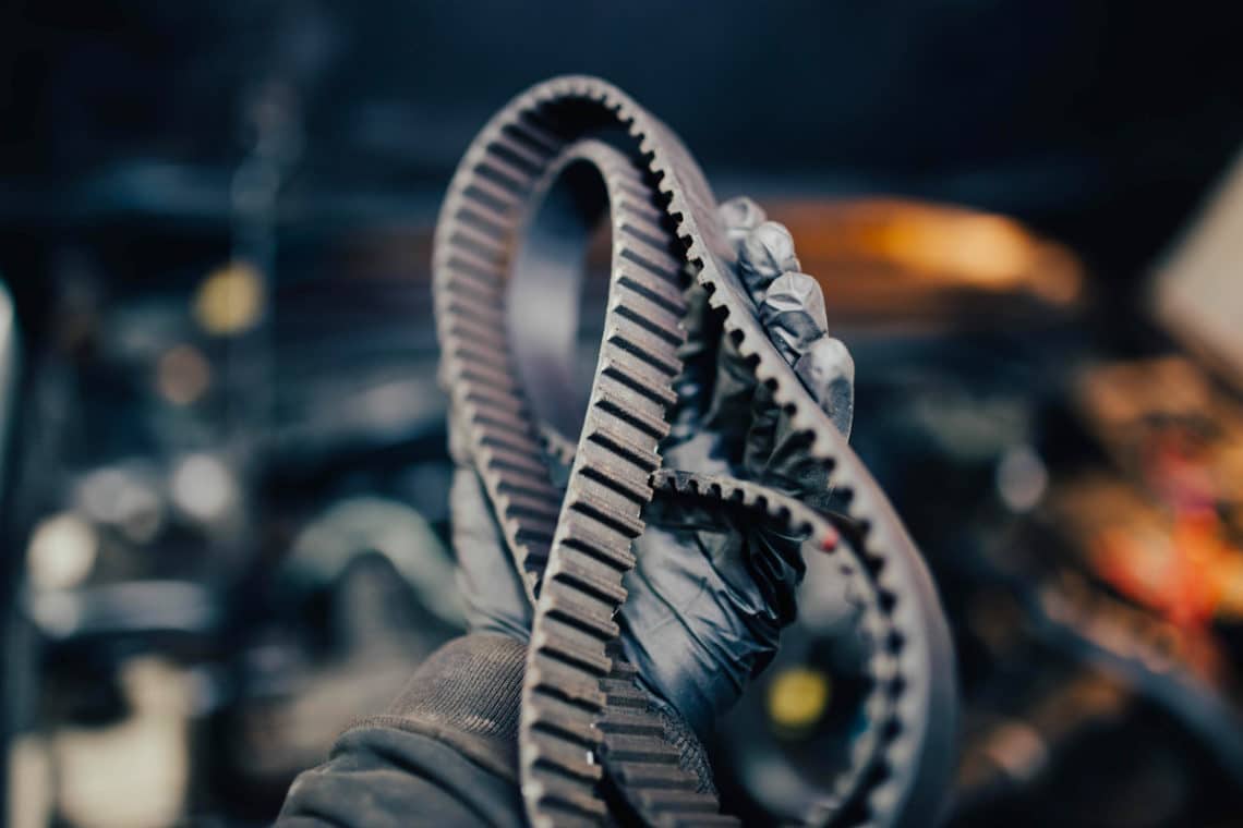 Une courroie de distribution d'un moteur de voiture
