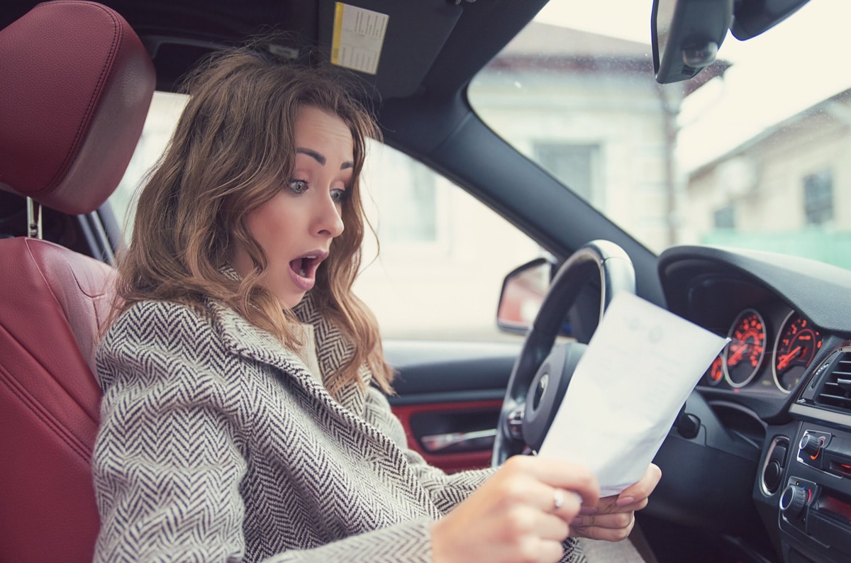 Une femme en train de voir le prix de son assurance auto pour l'année 2021
