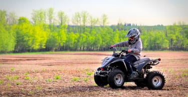 Un enfant sur un quad