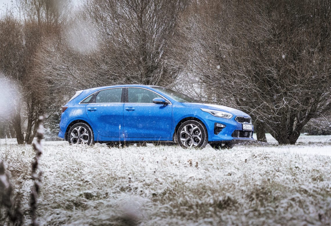 Une voiture en hiver, qui est dans la neige et le froid