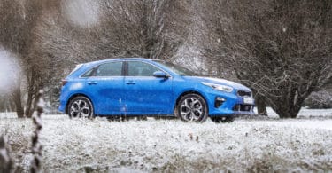 Une voiture en hiver, qui est dans la neige et le froid