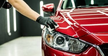 Nettayge écologique d'une voiture