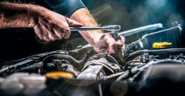 Une réparation mécanique d'une voiture suite à un problème moteur