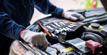 Un alternateur de batterie sur une voiture