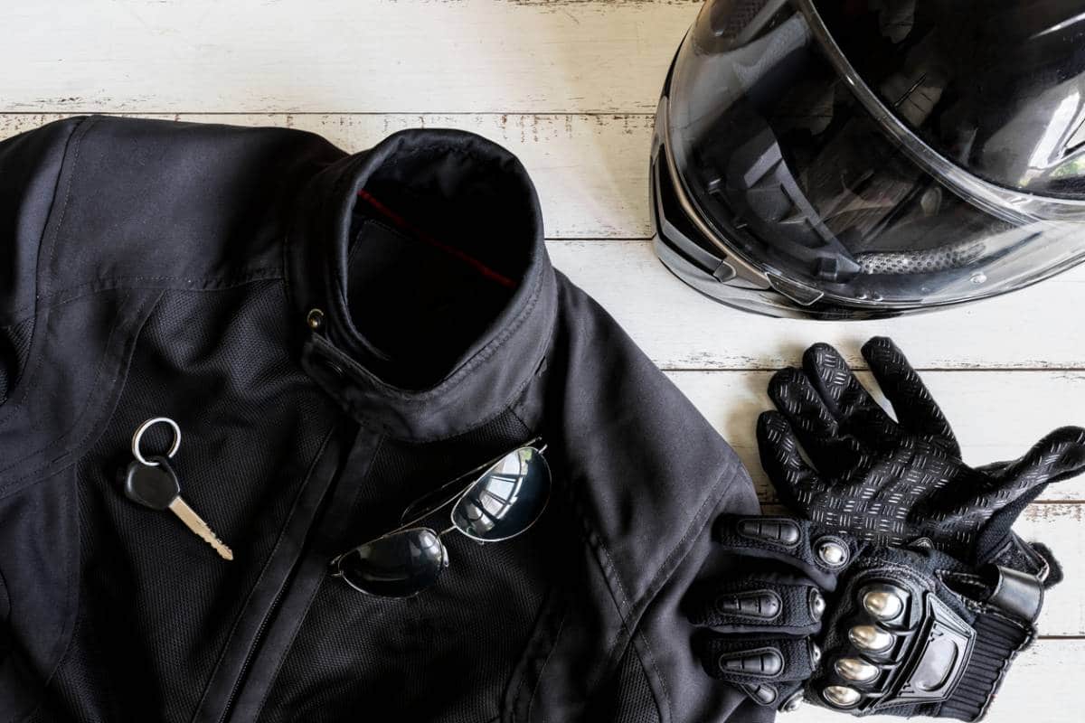 La veste et les gants de moto pour la sécurité du motard