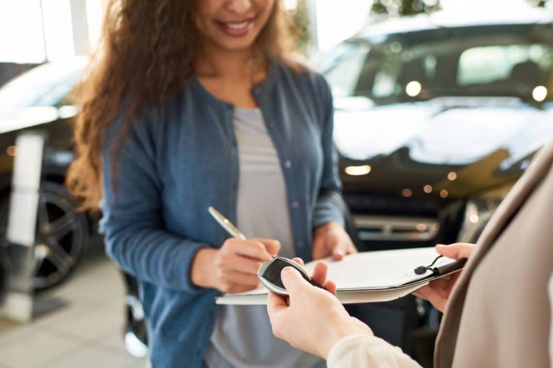 Une femme en train de souscrire à une location longue durée pour une voiture