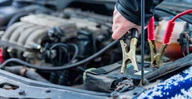 Une batterie de voiture en hiver entrain de se faire dépanner