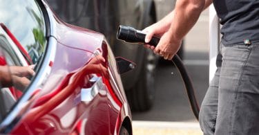 Une borne de recharge pour recharge la batterie d'une voiture électrique