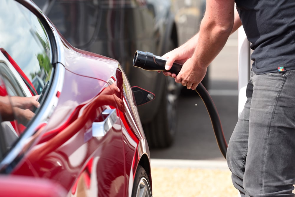 Une borne de recharge pour recharge la batterie d'une voiture électrique