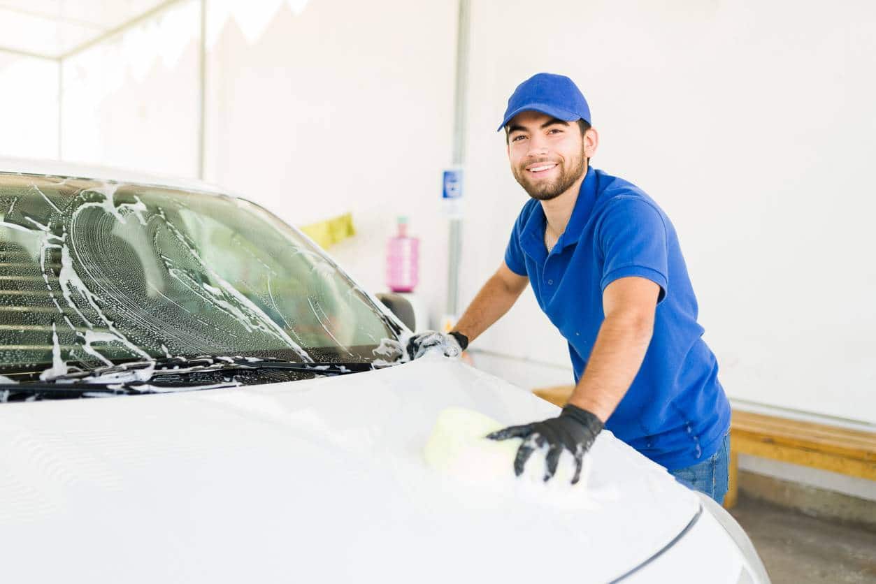 l'équipement dans un centre de lavage de voitures