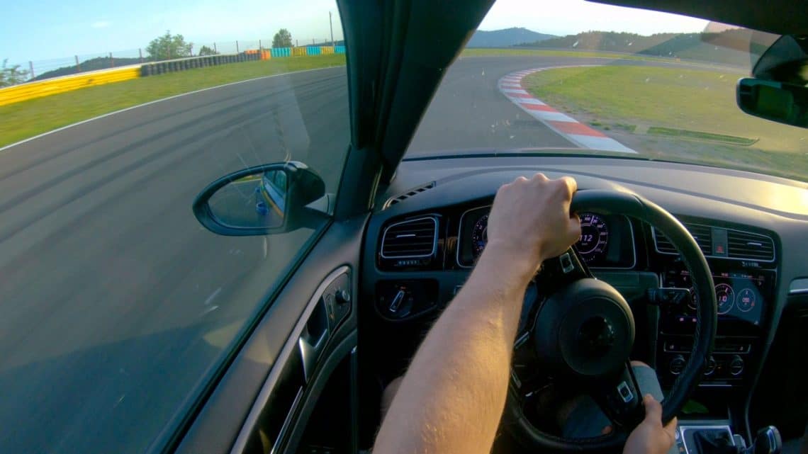 Un apprenti qui apprend à piloter une voiture sur circuit
