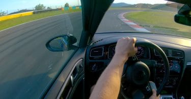 Un apprenti qui apprend à piloter une voiture sur circuit