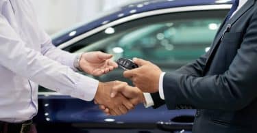 Un achat de voiture neuve dans un garage