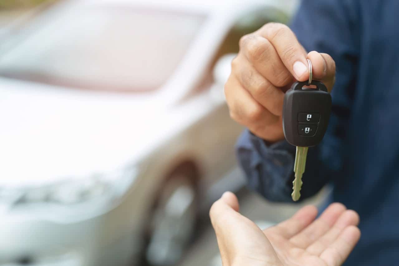 Une client qui achète une voiture via un financement
