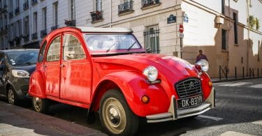 Une Citroën 2CV rouge