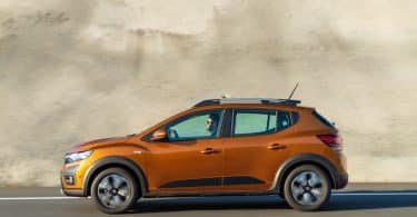 La Dacia Sandero est une voiture peu chère qui convient parfaitement pour les petits budgets
