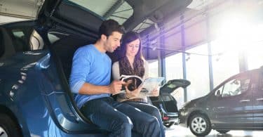 Un couple en train de choisir une voiture bénéficiant d'un prêt à taux zéro