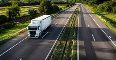 Un poids-lourds avec de nouvelles pièces