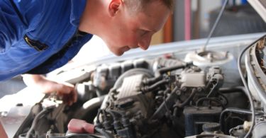 Un professionnel en train de vérifier une voiture