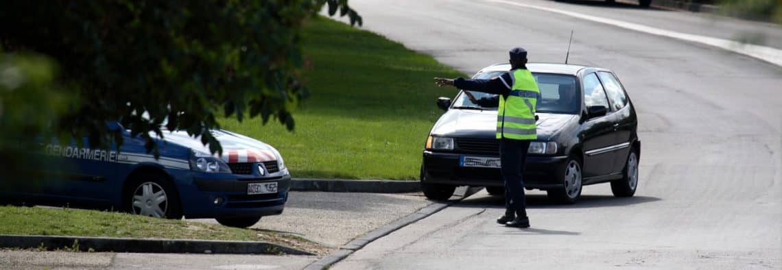 Un contrôle de police d'une voiture qui a fait un exces de vitesse et risque la perte de points sur son permis de conduire