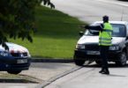Un contrôle de police d'une voiture qui a fait un exces de vitesse et risque la perte de points sur son permis de conduire