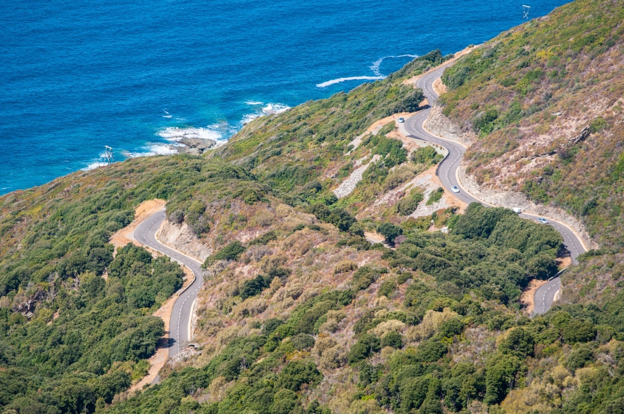 Une route de montagne en Corse