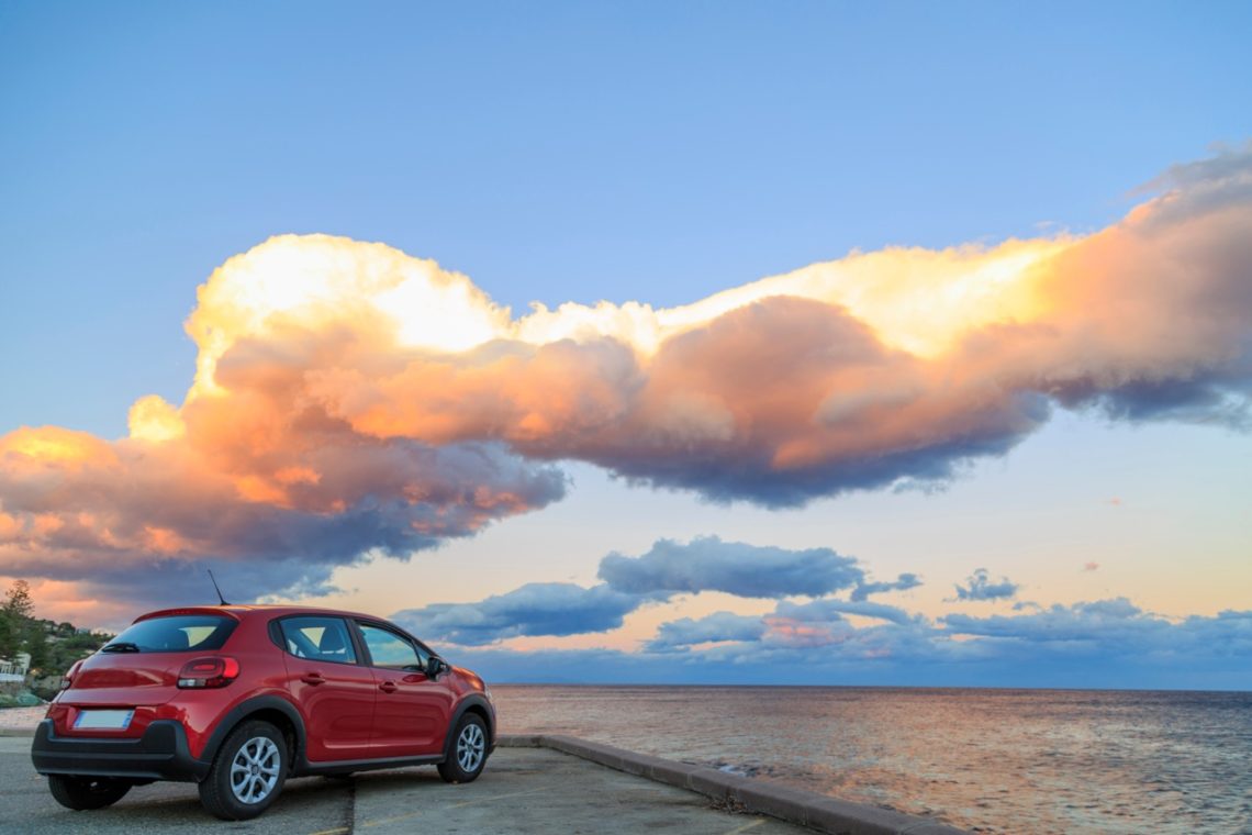 Une voiture en bord de plage qui a été loué pour visiter la Corse