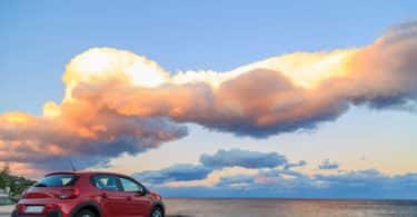 Une voiture en bord de plage qui a été loué pour visiter la Corse