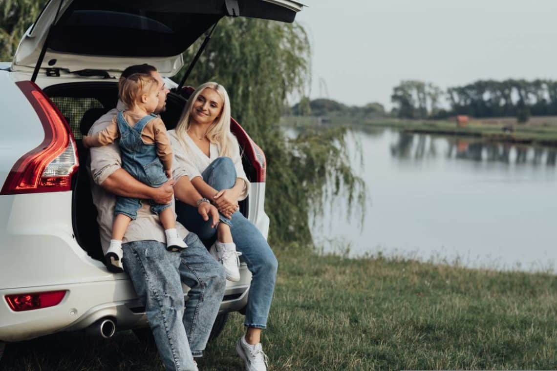 Une famille qui est partie en vacance avec une voiture de location