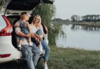 Une famille qui est partie en vacance avec une voiture de location