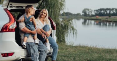 Une famille qui est partie en vacance avec une voiture de location
