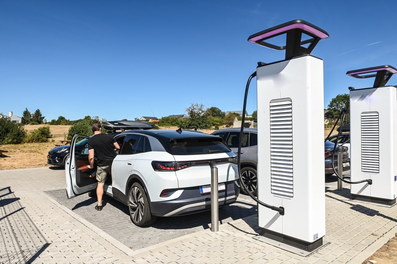 Des voitures électriques en train de se recharge sur une aire d'autoroute