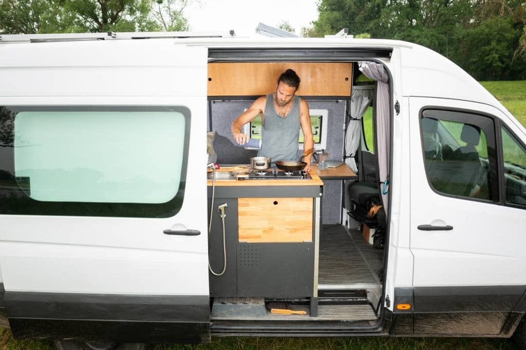 Un van qui a été amménagé suite aus conseils de bricolage