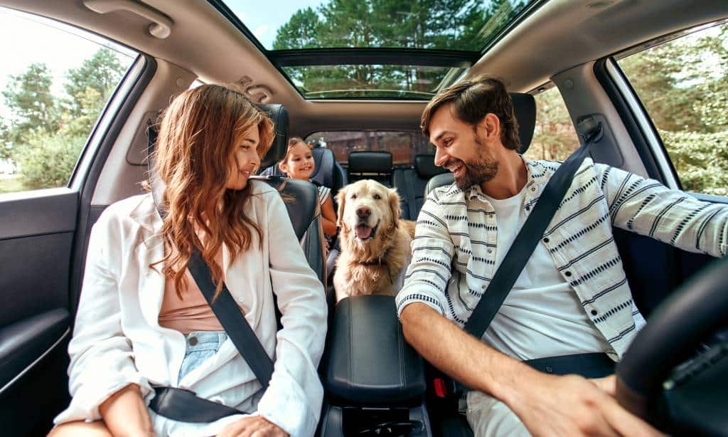 Une famille en voyage avec une voiture