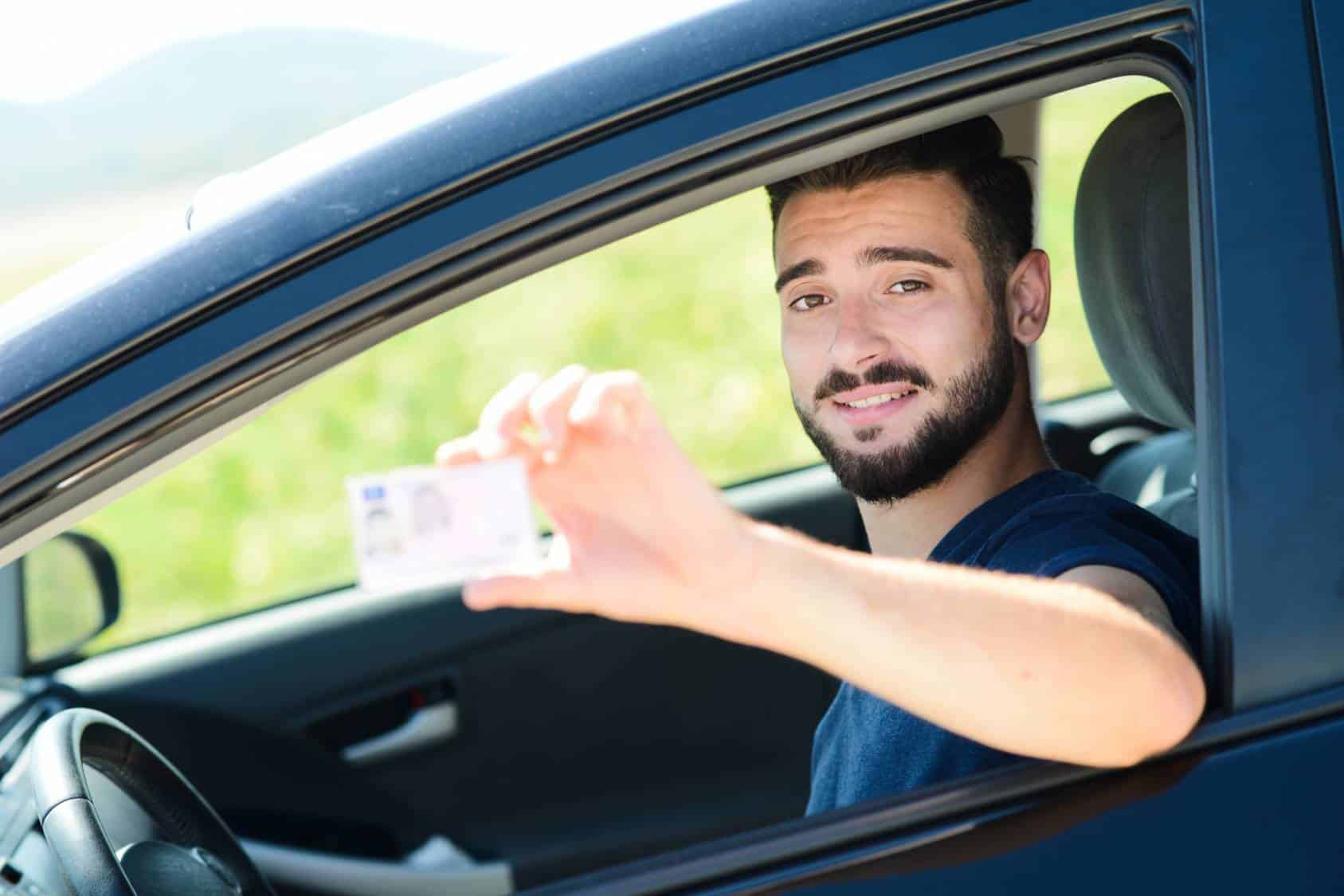 Un jeune homme devenu autonome maintenant qu'il a son permis en poche