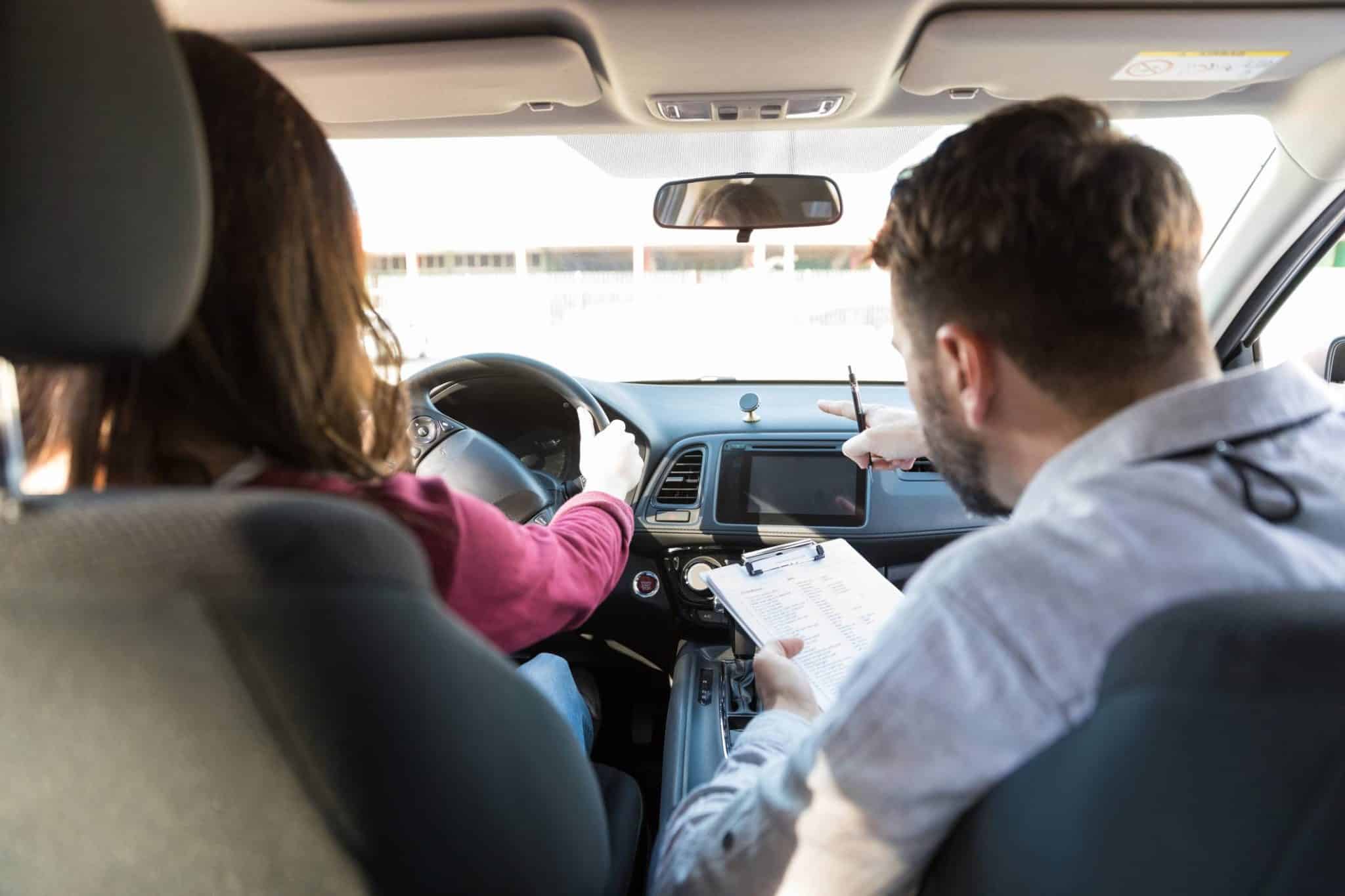 Une future salariée passe son permis de conduire en vue d'obtenir son emploi