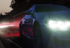 Une voiture avec des phares qui éclairent bien