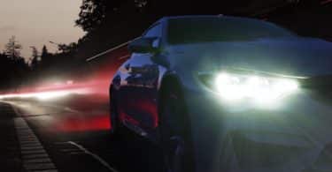 Une voiture avec des phares qui éclairent bien